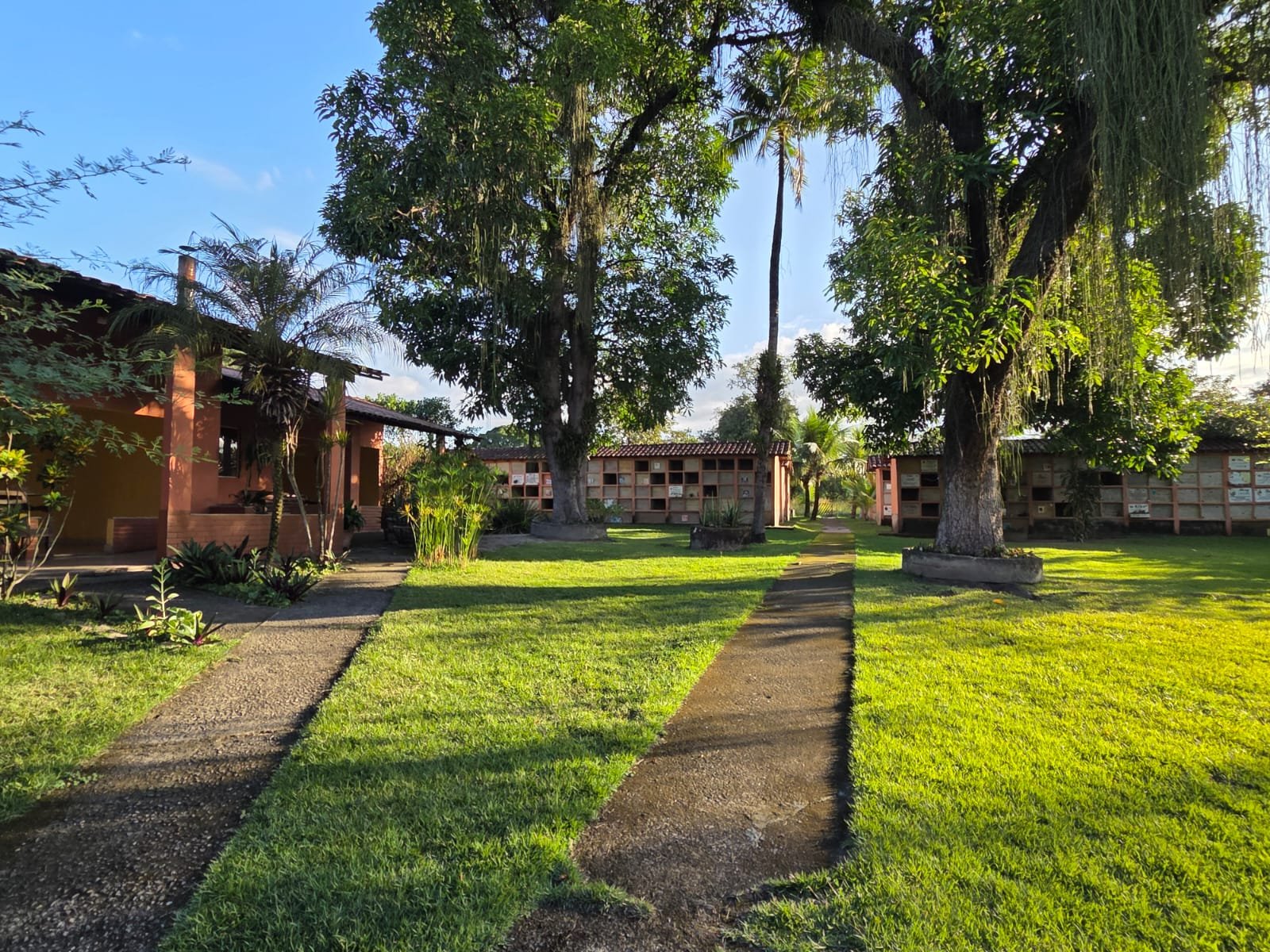 Caminhos arborizados entre os nichos memoriais e a capela do local