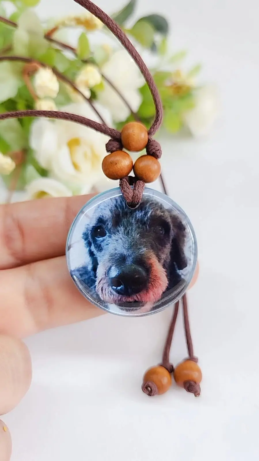 Colar redondo com a foto do cachorro em resina