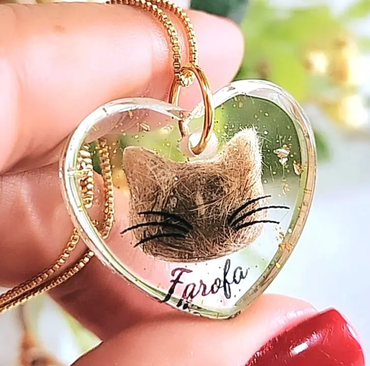 Colar coração com pelinhos do gato e nome personalizado