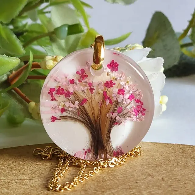 Pingente árvore da vida feita com pelinhos e flores secas